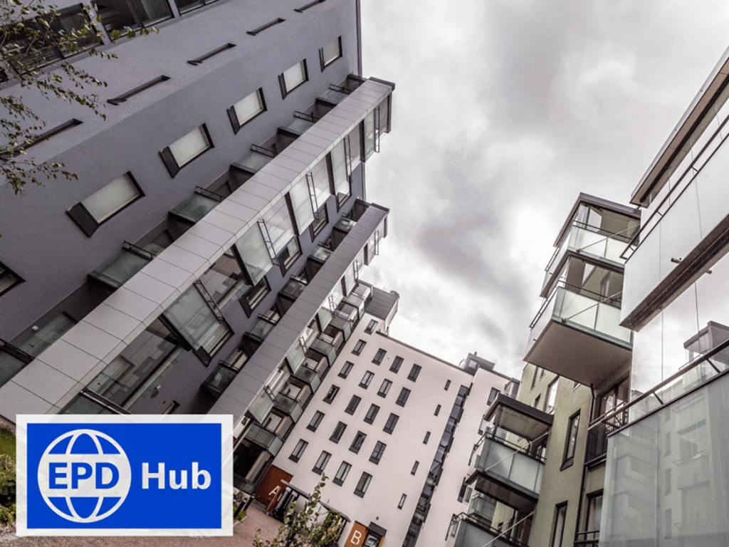 EDP-Hub-Kouruset Kerrostalot vinosti kuvattuna pilvistä taivasta vasten