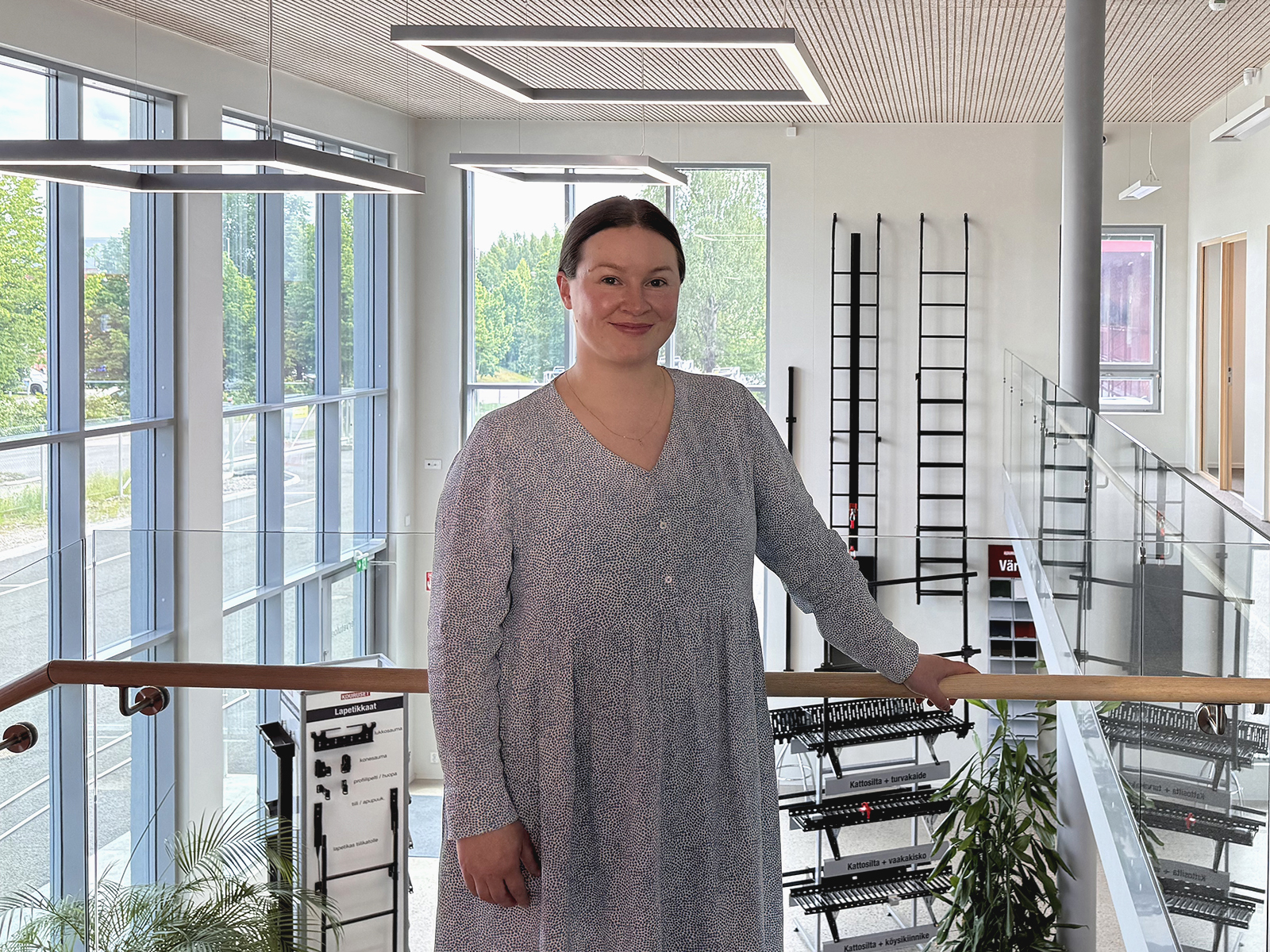 Myyntiassistentti Eveliina Häkkinen Kouruset-toimitilassa