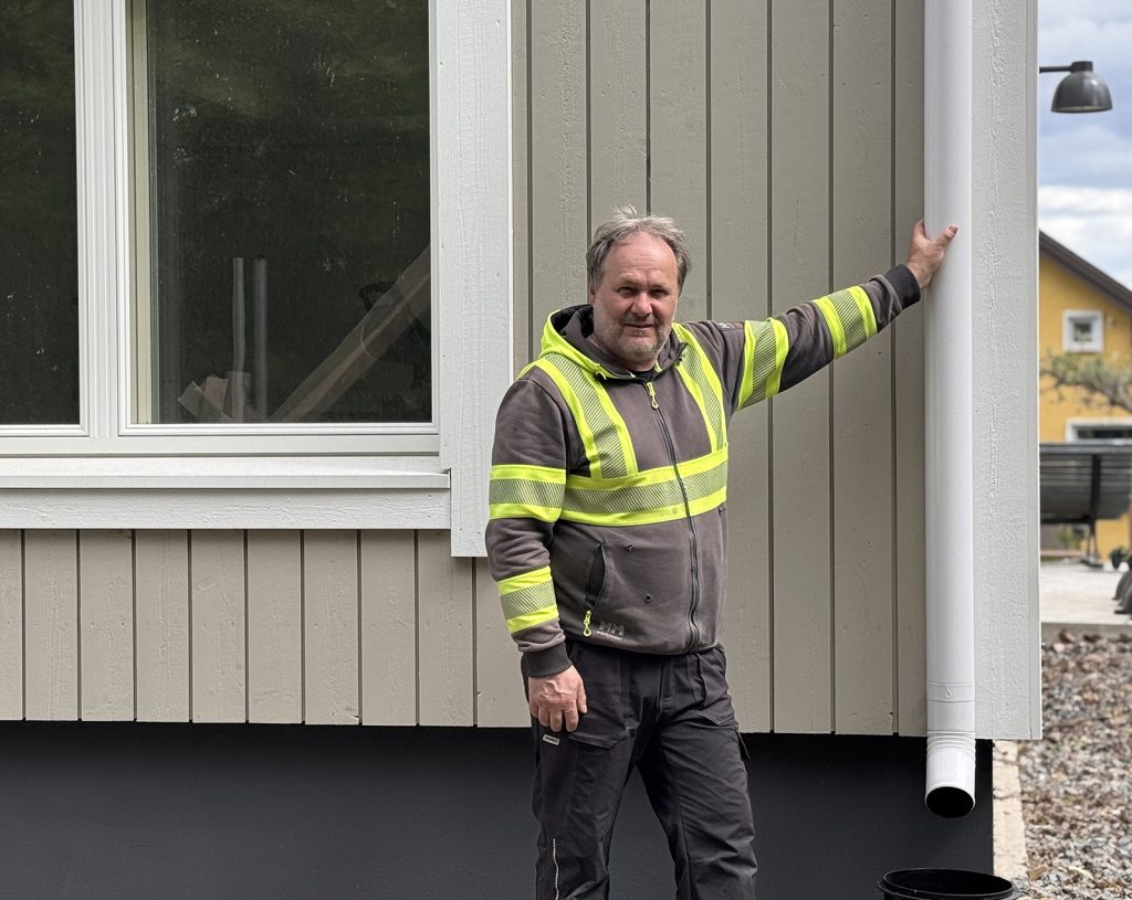 Hannu-Tikkanen-Espoon-Lintuvaara Mies nojaa uudistalon valkoiseen syöksytorveen