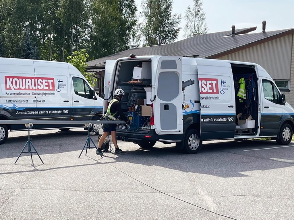 Kouruset asentajat Hyvinkäällä vesikourua lyhentämässä