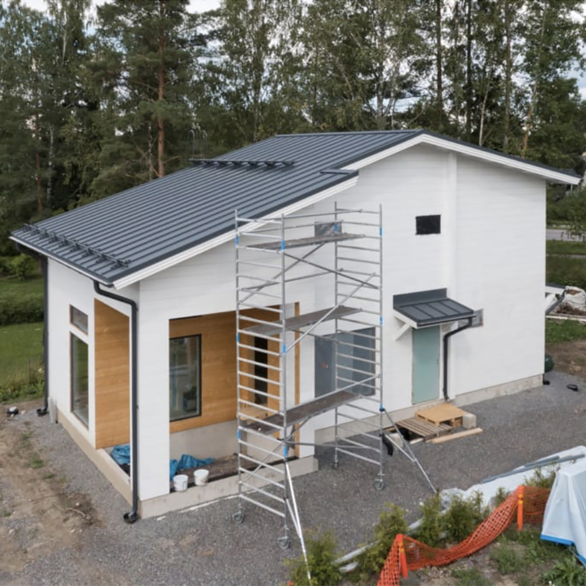 Rakennustelineet omakotitalon edessä