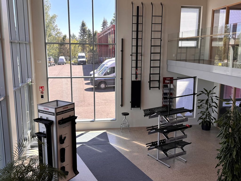 Kouruset-myyntinayttely Kouruset myyntinäyttely