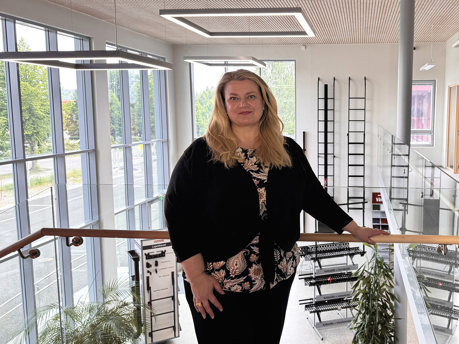 Talouspäällikkö Nina Palomäki Kouruset-toimitilassa