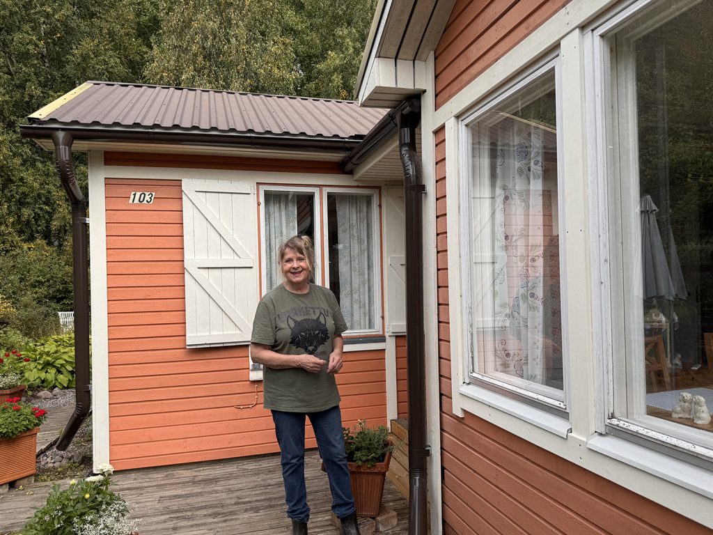 Pepita Pepita Palonen kesämökkinsä edustalla