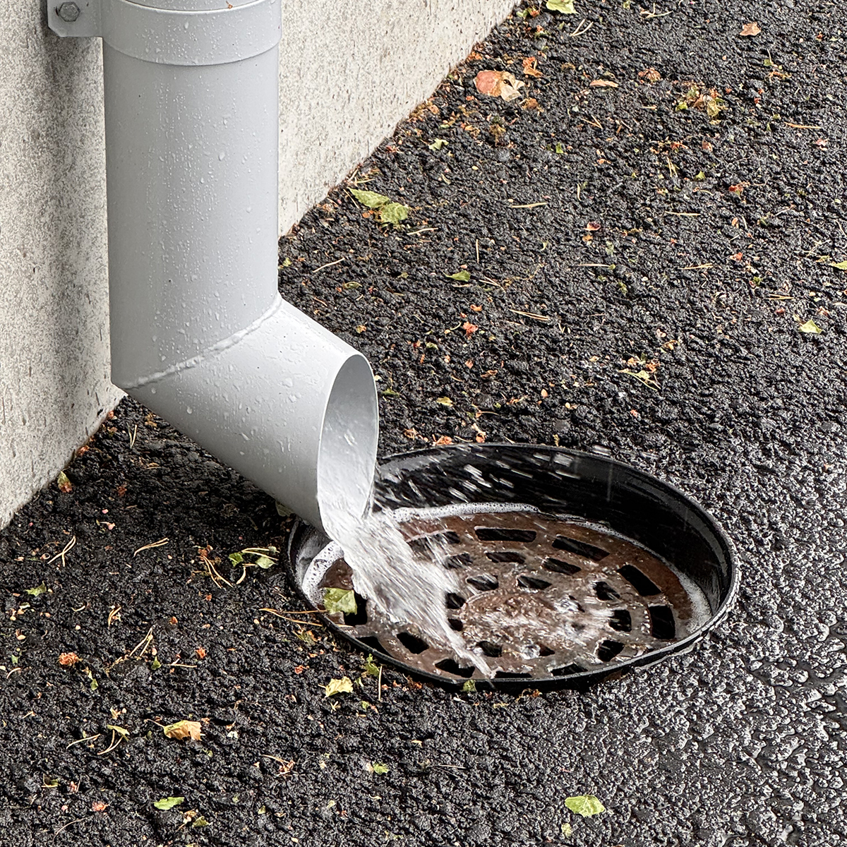 Syöksytorvi ja vesikaivo kovalla sateella