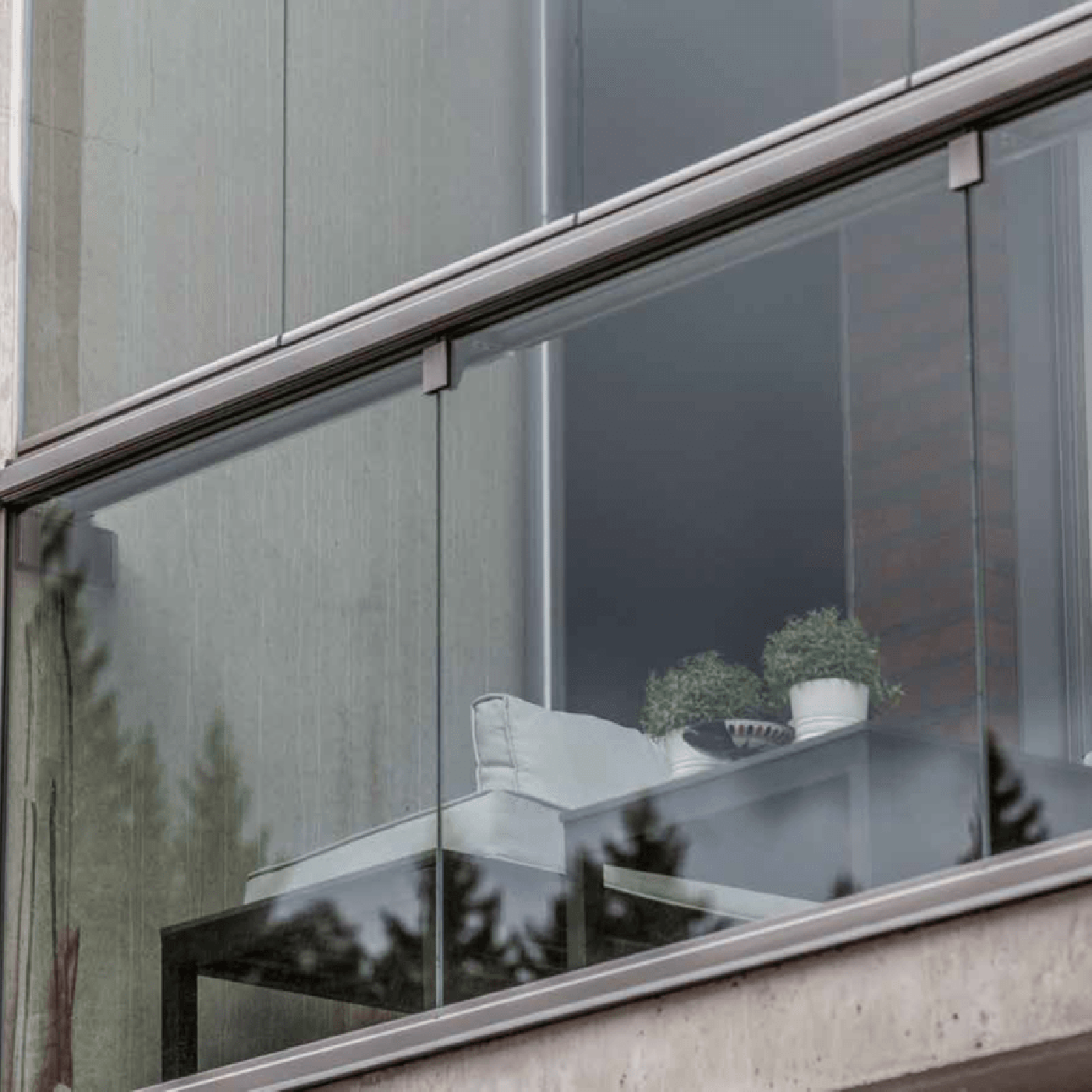 Vesiset-Plus-1 Kerrostalon parveke, jossa Vesiset Plus putki, kuvattuna ulkopuolelta