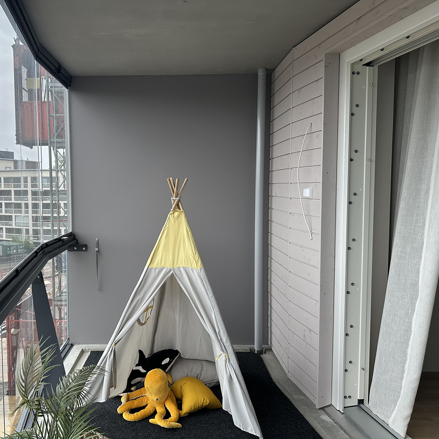Vesiset-Plus-3 Vesiset Plus putki asutulla ja sisustetulla parvekkeella