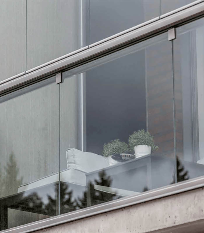 Vesiset Plus parvekevedenpoisto kerrostalon parvekkeella